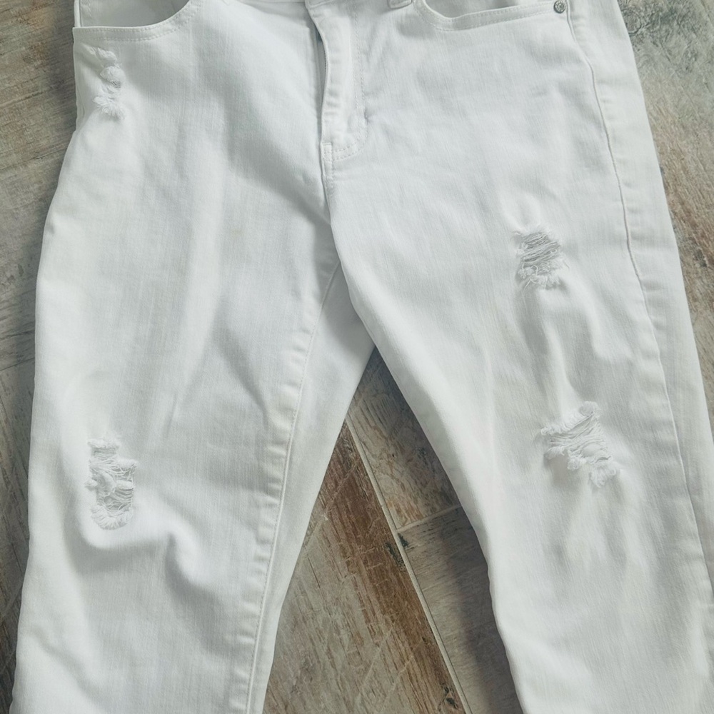 Cabi sz 6 White High/Slim Distressed Jeans w/fringe hem.